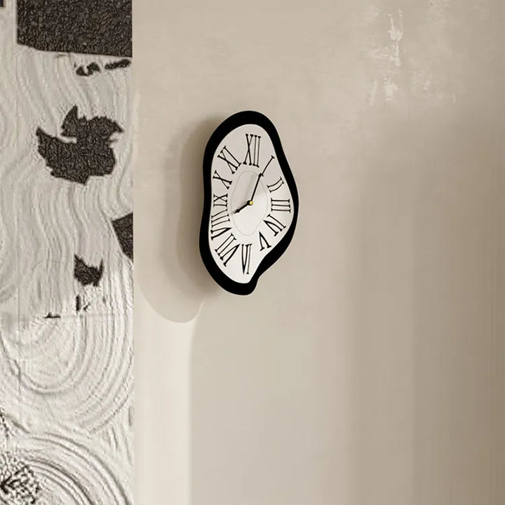 Surrealistische Wanddekoration Uhr mit römischen Ziffern – Moderne Dali-inspirierte Wanduhr für Kunstliebhaber | Karnz