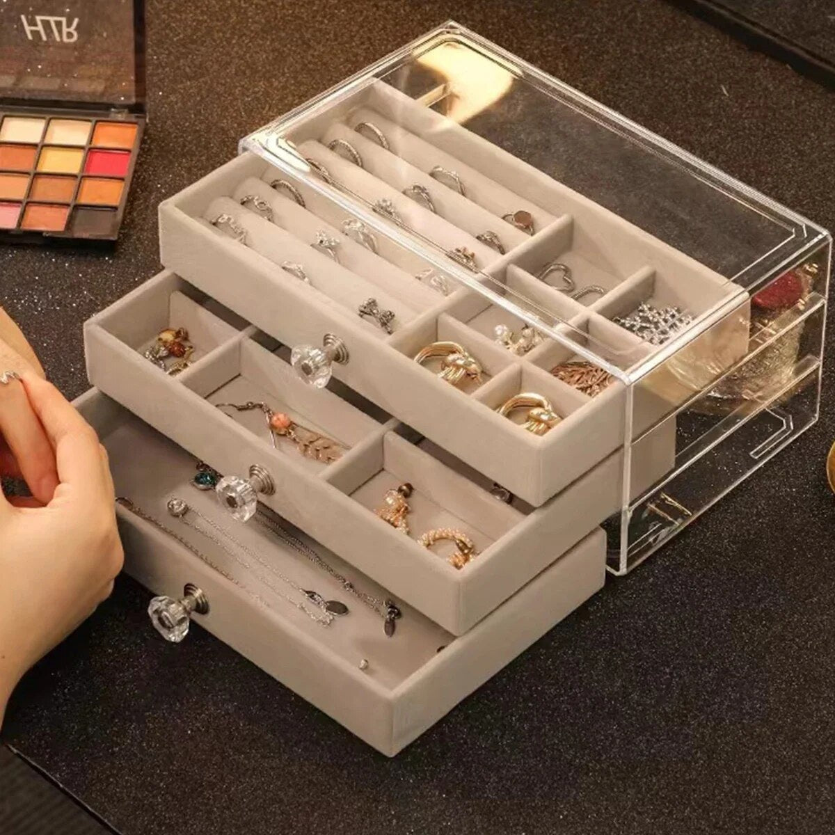 Schmuck Vel - Eleganz - Organisation - Schutz - zeitloser Stil | Karnz
