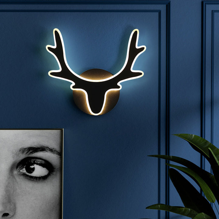 Wandlampe im skandinavischen Stil mit Hirschgeweih-Dekoration, moderne LED Beleuchtung | Karnz