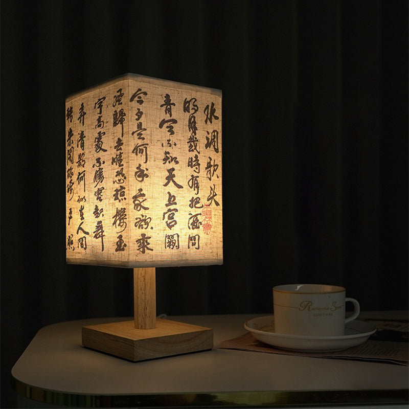 LED Tischlampe im quadratischen Design – Holzbasis mit japanischem Muster | Karnz