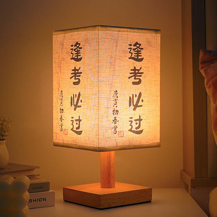 LED Tischlampe im quadratischen Design – Holzbasis mit japanischem Muster | Karnz