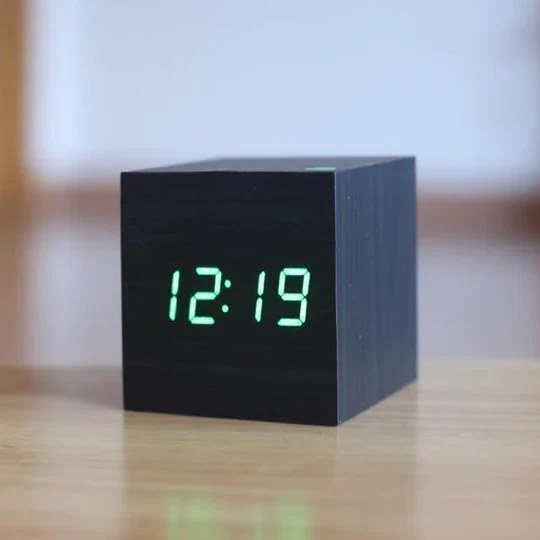 Holzmaserung LED Tischuhr | Karnz