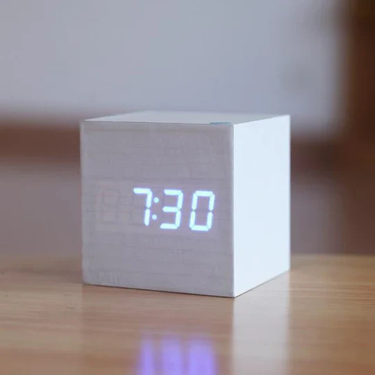 Holzmaserung LED Tischuhr | Karnz