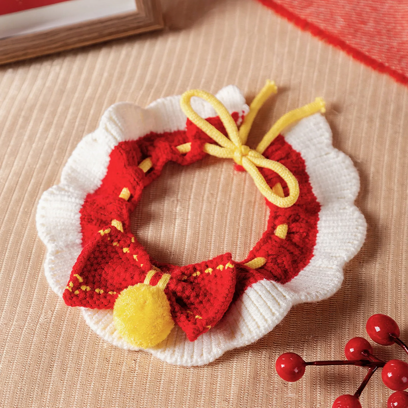 Gestricktes Haustier-Halstuch mit festlichen Mustern