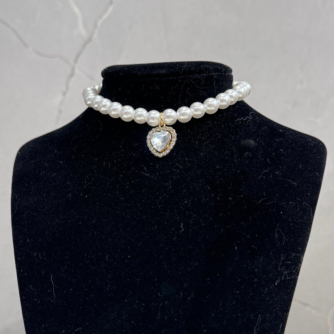 Katzenhalsband mit Perlen und Herzanhänger