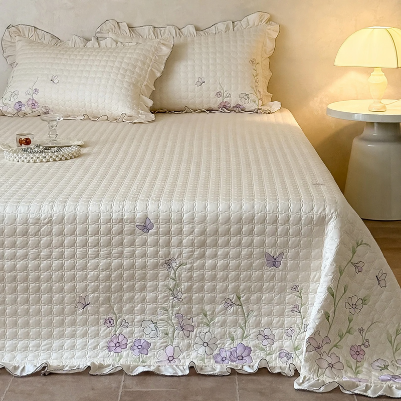 Baumwoll-Steppbett mit Stickerei, drei Teile