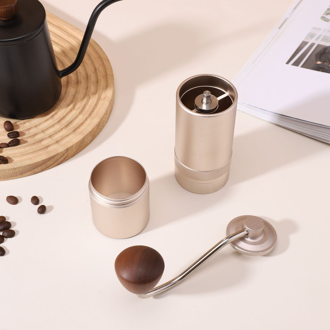 Handkaffeemühle mit CNC-Mahlwerk und Bürste