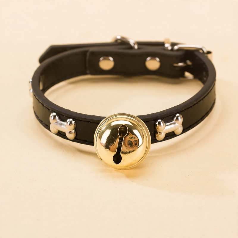 PU-Halsband mit Pfoten-, Knochen- und Glöckchen-Design