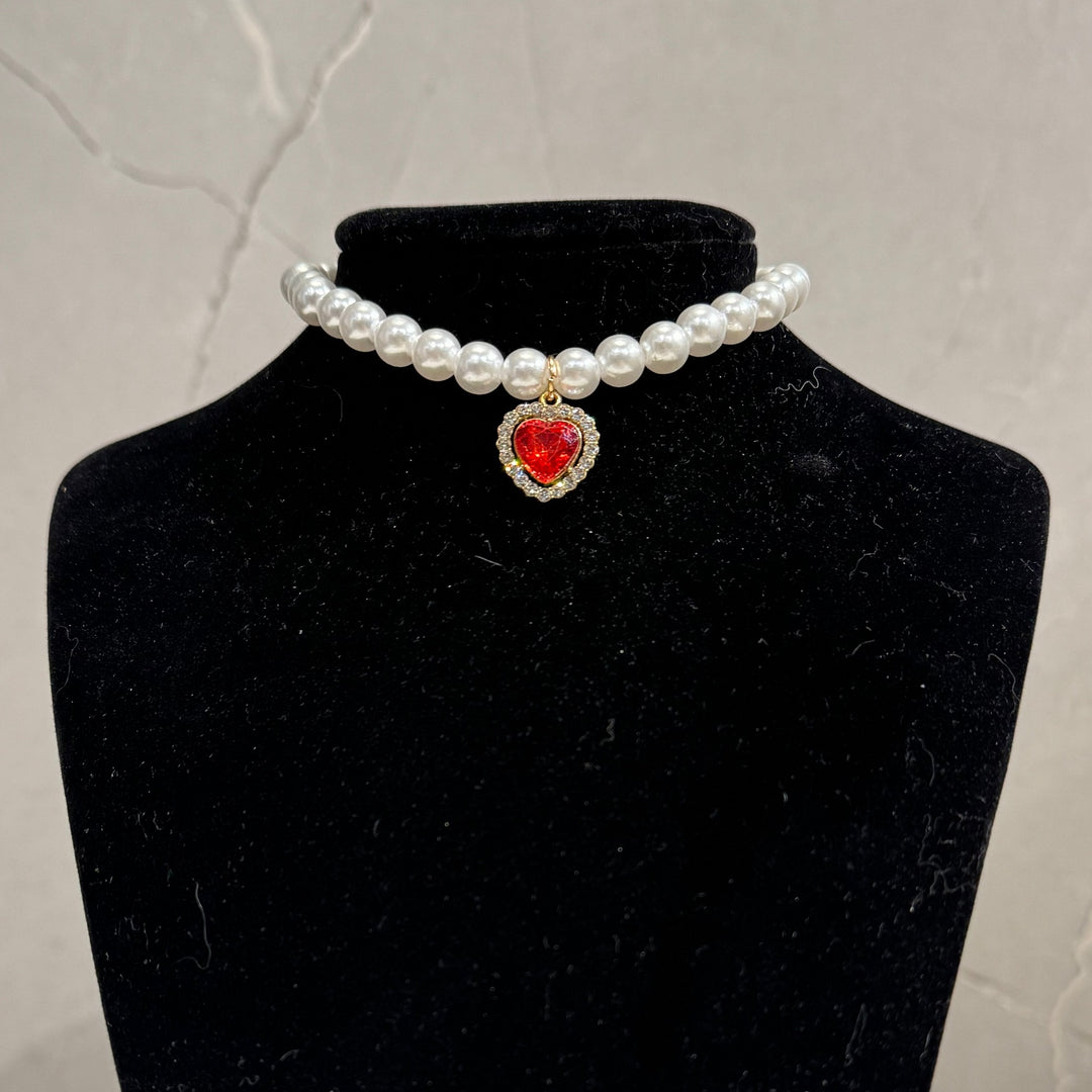 Katzenhalsband mit Perlen und Herzanhänger