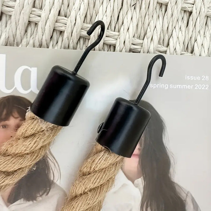 Toilettenpapierhalter mit Seil und Metallhaken