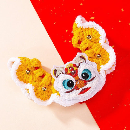 Gestricktes Haustier-Halstuch mit festlichen Mustern