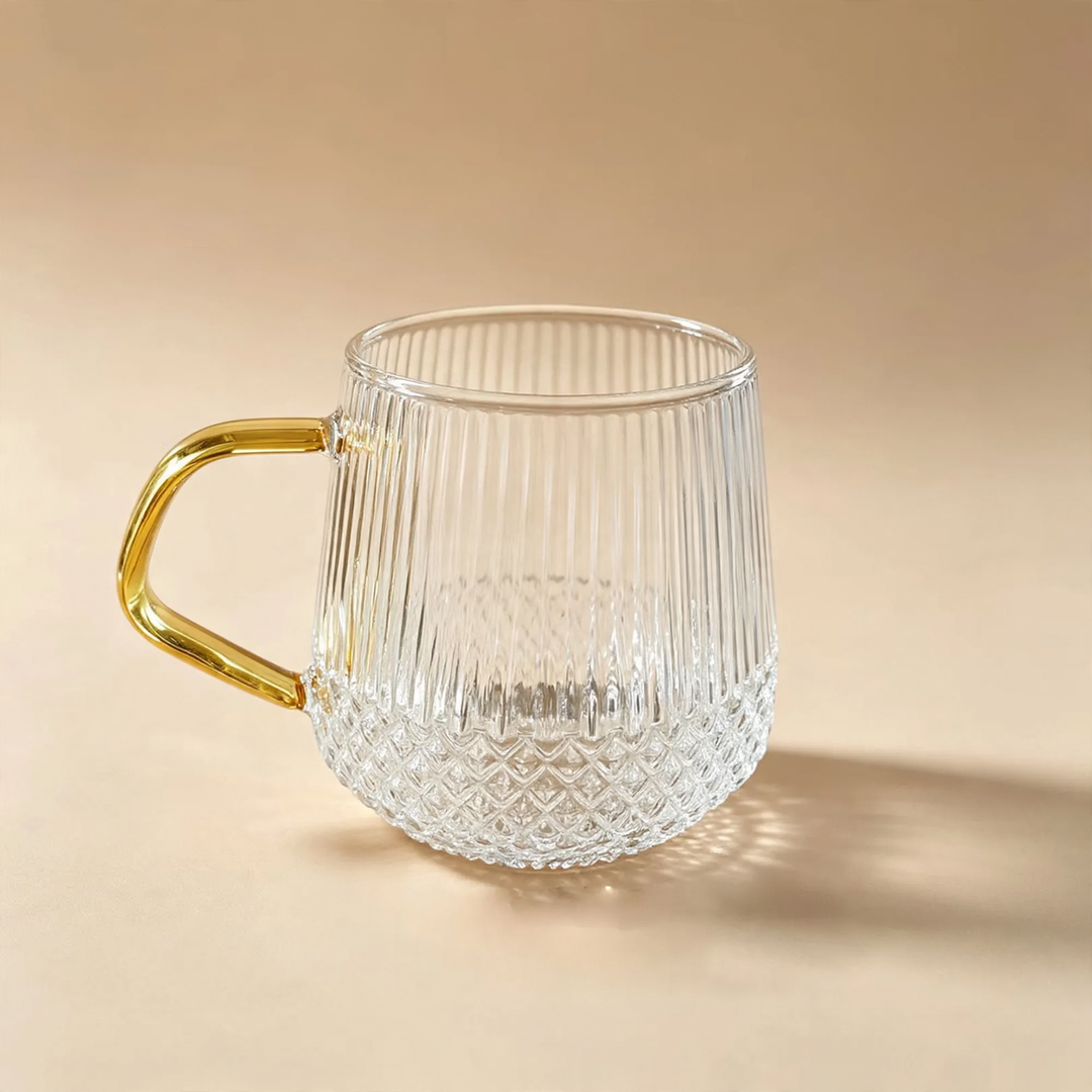 Trinkbecher aus Glas mit Trinkhalm