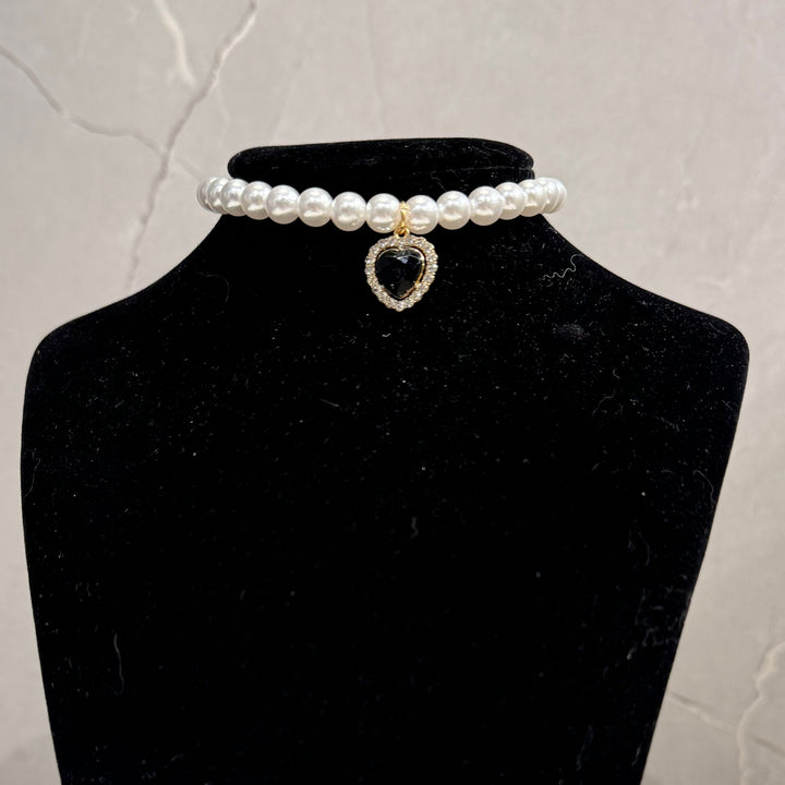 Katzenhalsband mit Perlen und Herzanhänger