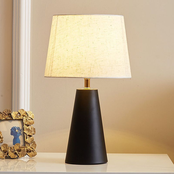 Nachttischlampe mit Steinoptik, nordisch
