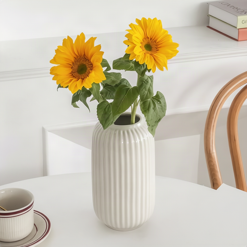 Keramikblumenvase mit Rillen, modern, Weiß