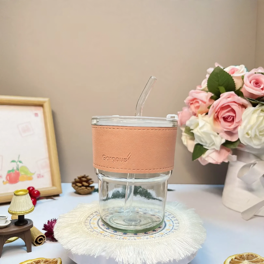 Trinkbecher aus Glas mit Trinkhalm