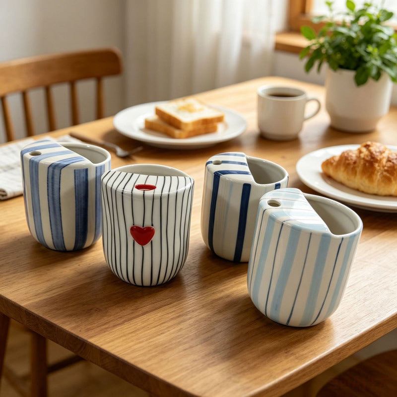 Keramik-Kaffeetasse mit Streifen und Herzmotiv