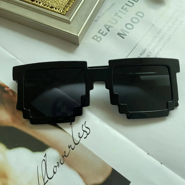 Pixelbrille mit geometrischem Muster