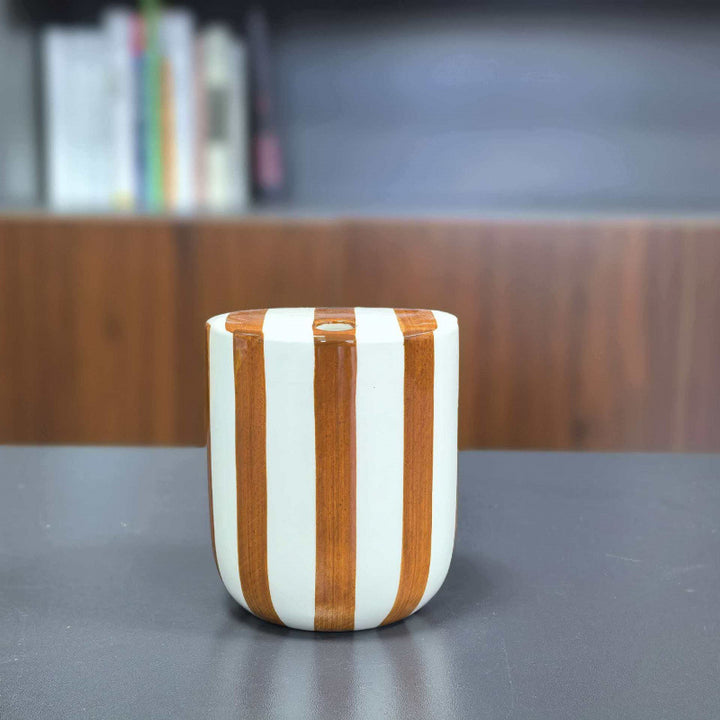 Keramik-Kaffeetasse mit handgemalten Streifen
