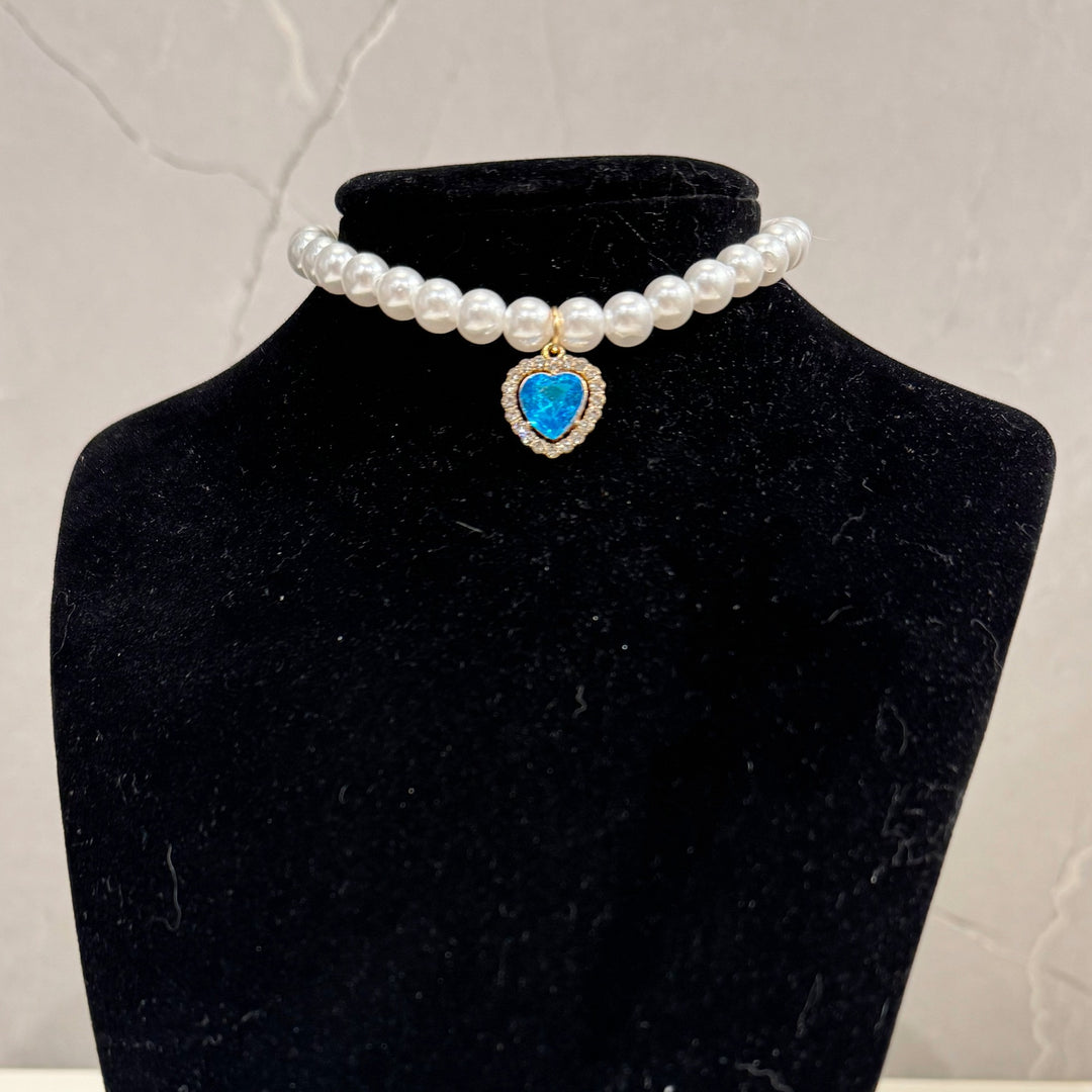 Katzenhalsband mit Perlen und Herzanhänger