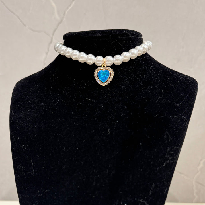 Katzenhalsband mit Perlen und Herzanhänger