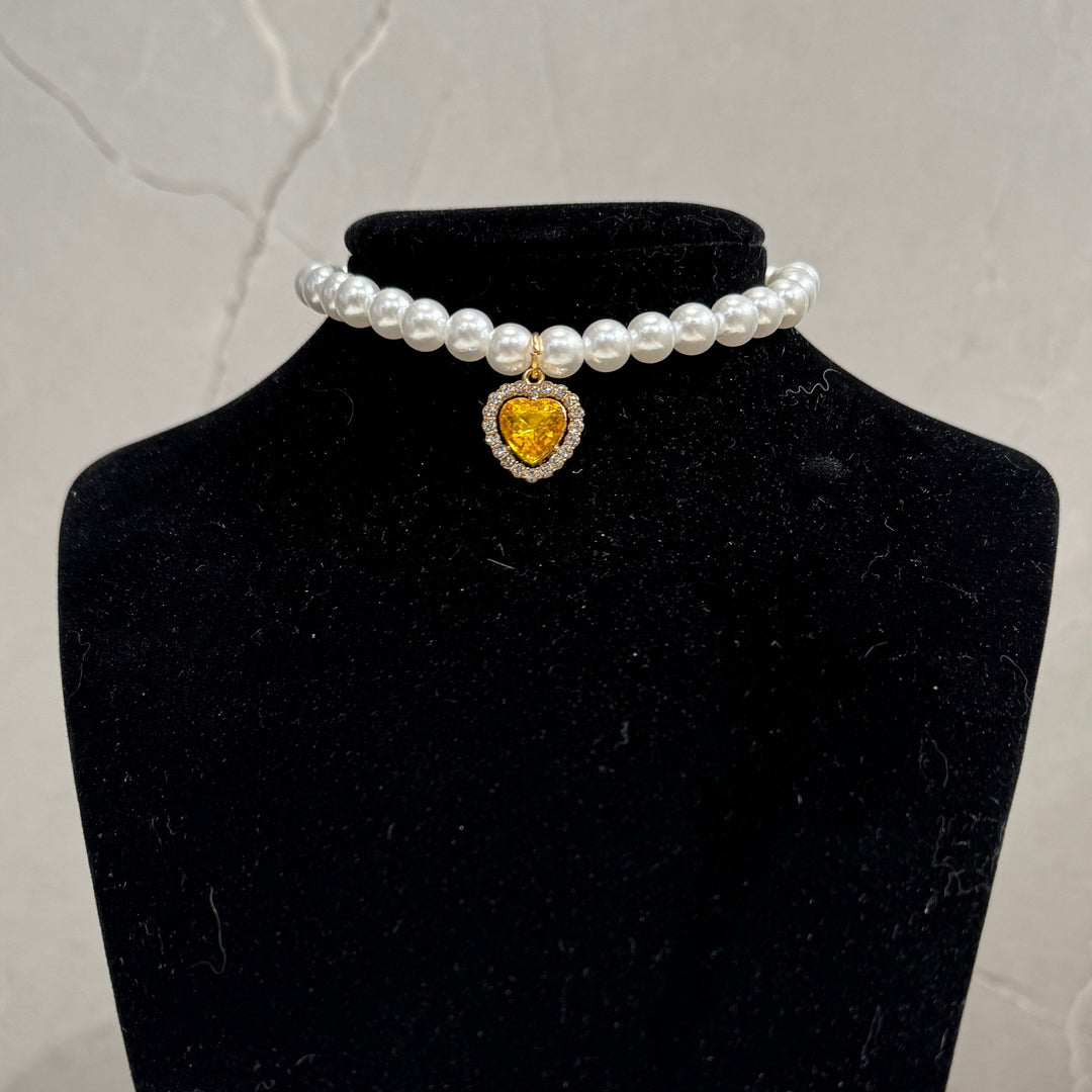 Katzenhalsband mit Perlen und Herzanhänger
