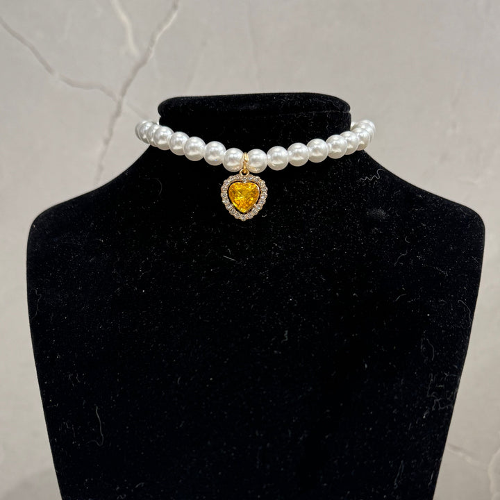 Katzenhalsband mit Perlen und Herzanhänger