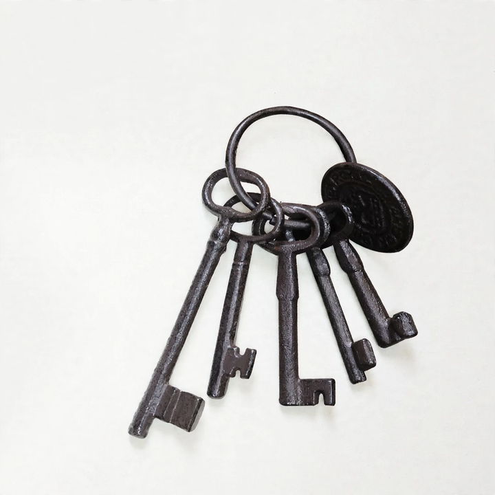 Wandhaken aus Eisen mit Schlüsselmotiven