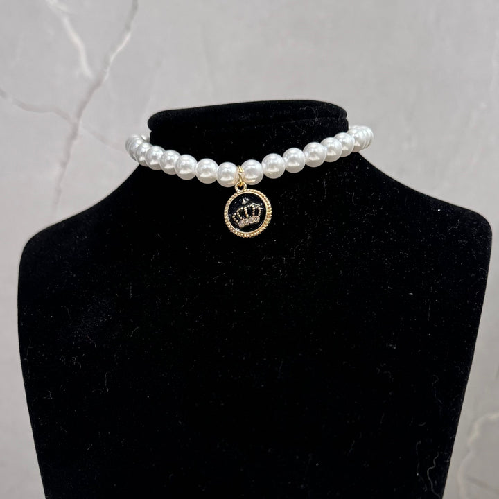 Metallhalsband mit Perlen und geometrischem Design