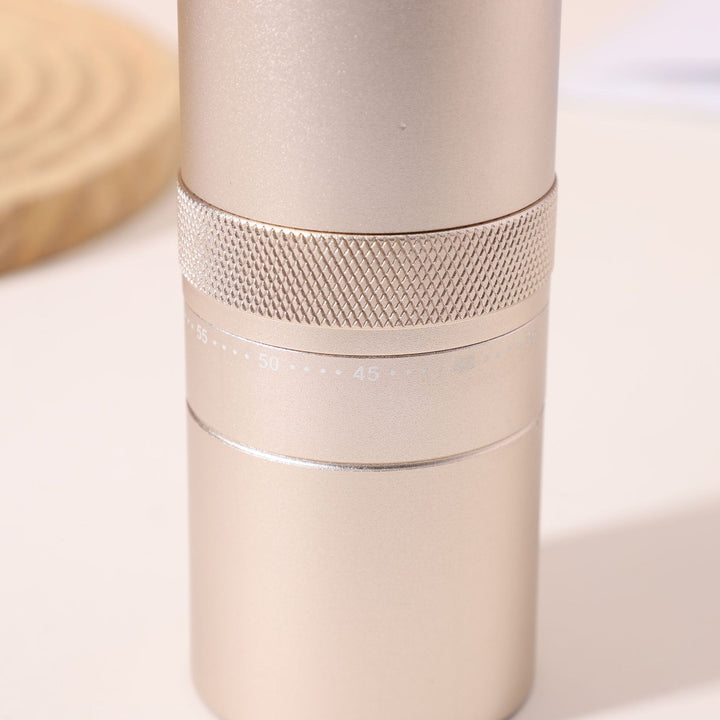 Handkaffeemühle mit CNC-Mahlwerk und Bürste