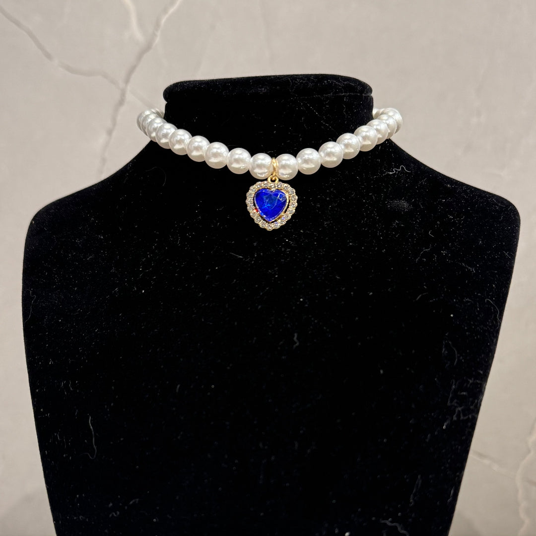 Katzenhalsband mit Perlen und Herzanhänger