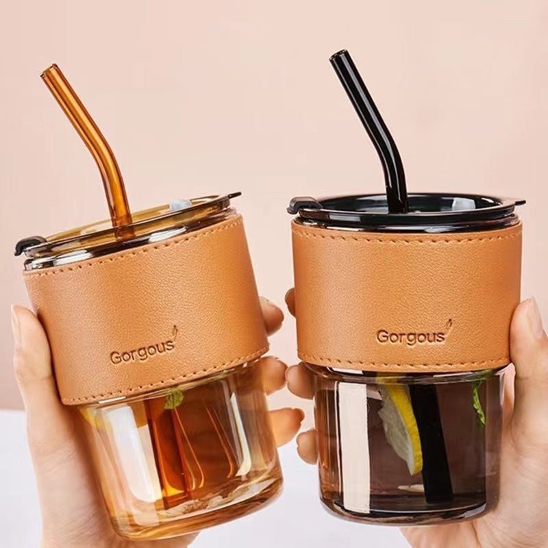 Trinkbecher aus Glas mit Trinkhalm