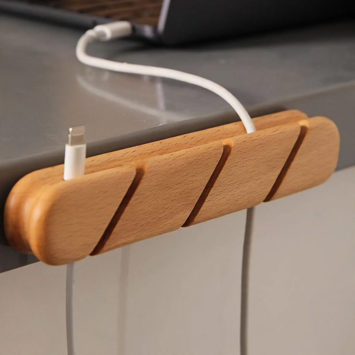 Holz-Kabelorganizer mit Schlitzen