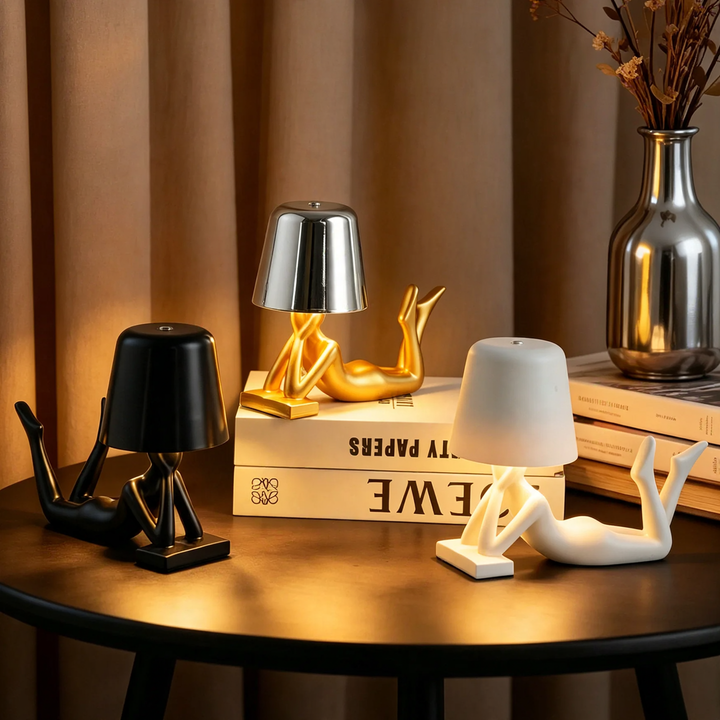 Moderne Tischlampe mit liegender Figurenform