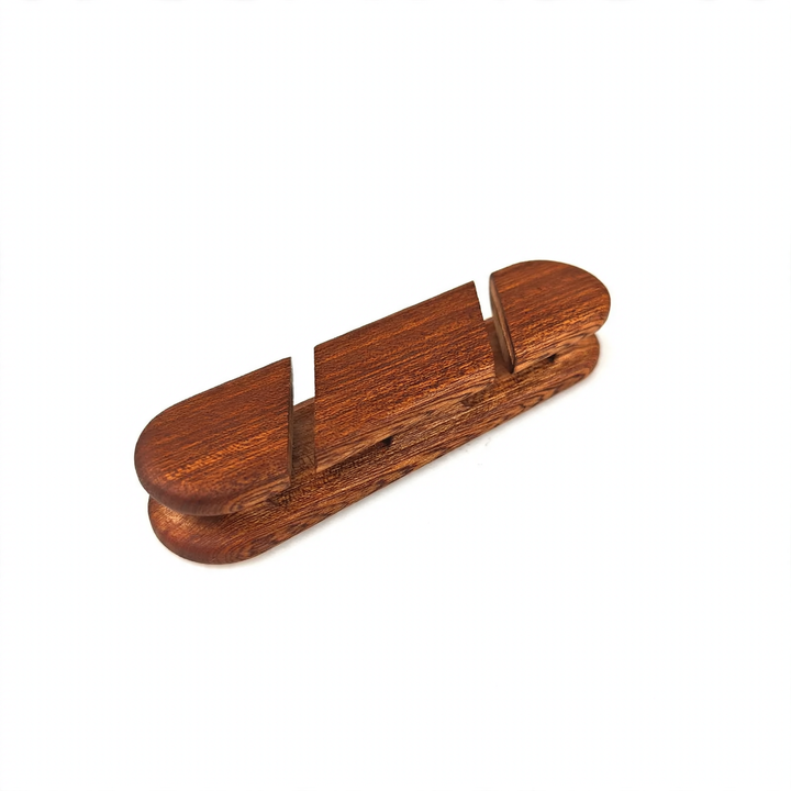 Holz-Kabelorganizer mit Schlitzen