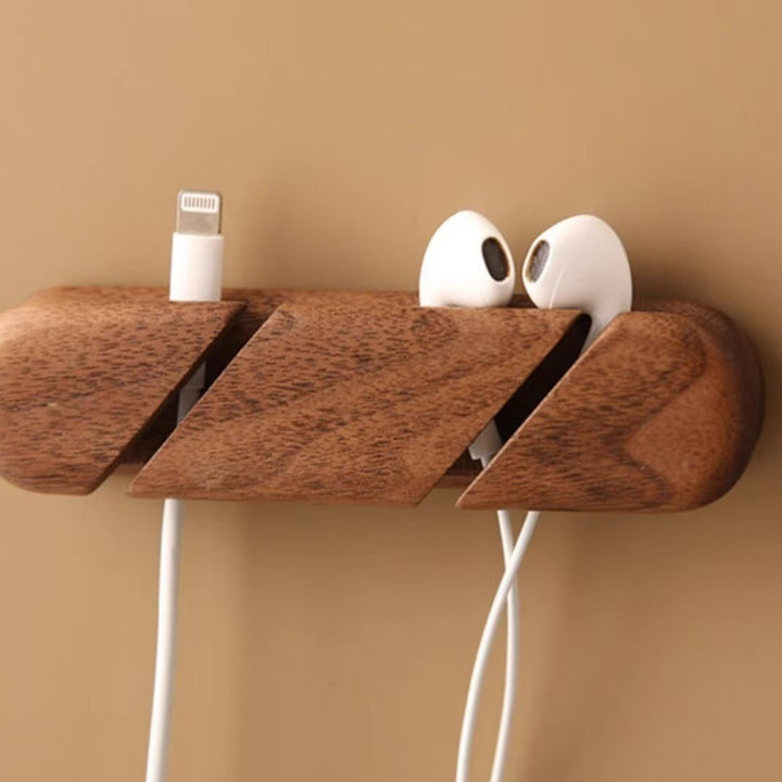 Holz-Kabelorganizer mit Schlitzen