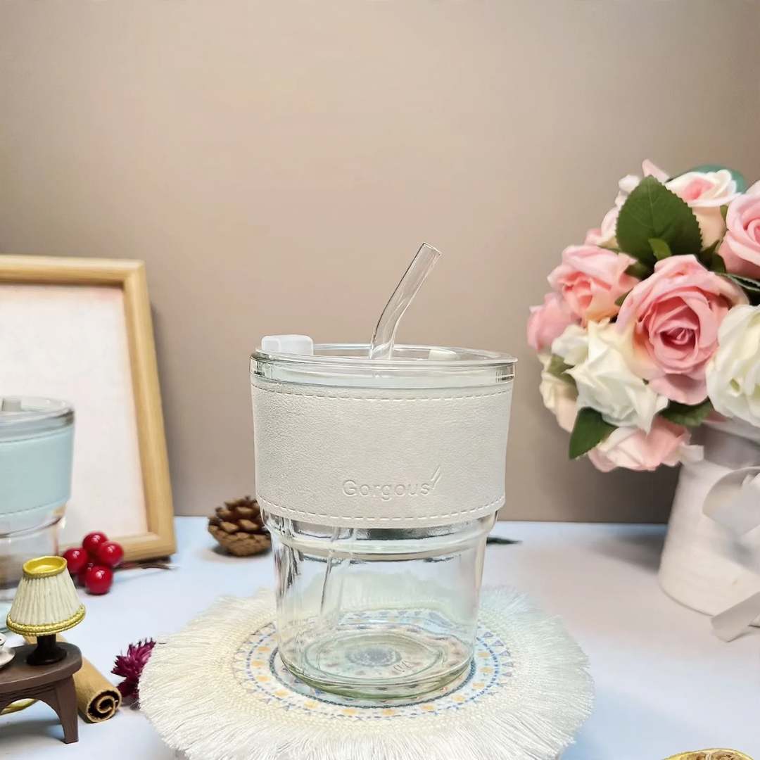 Trinkbecher aus Glas mit Trinkhalm