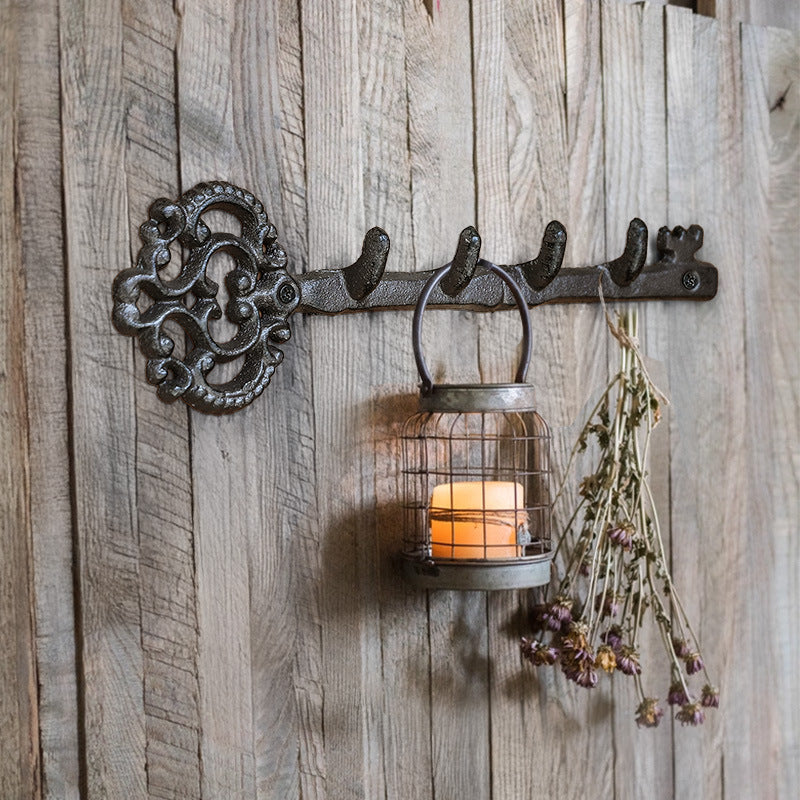 Wandhaken aus Eisen mit Schlüsselmotiven