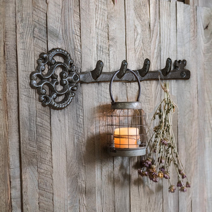 Wandhaken aus Eisen mit Schlüsselmotiven