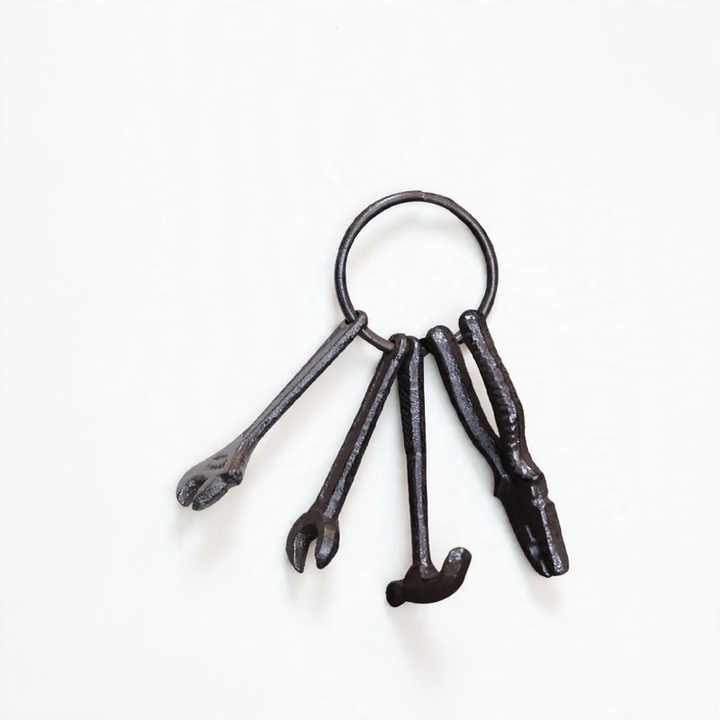 Wandhaken aus Eisen mit Schlüsselmotiven