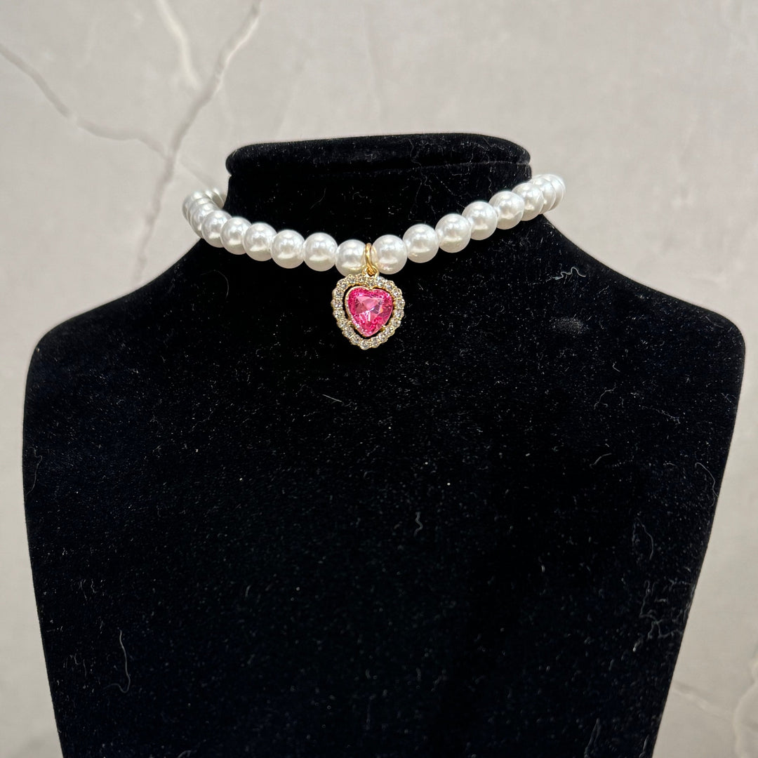 Katzenhalsband mit Perlen und Herzanhänger