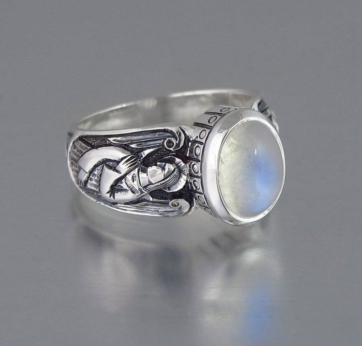 Ring mit Mondstein-Verzierung