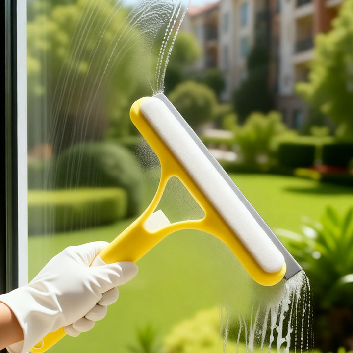 Fensterreiniger mit Sprühflasche und Abzieher