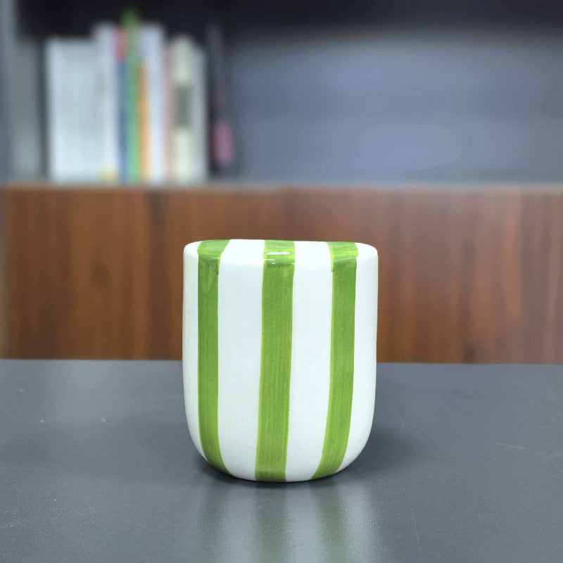 Keramik-Kaffeetasse mit handgemalten Streifen