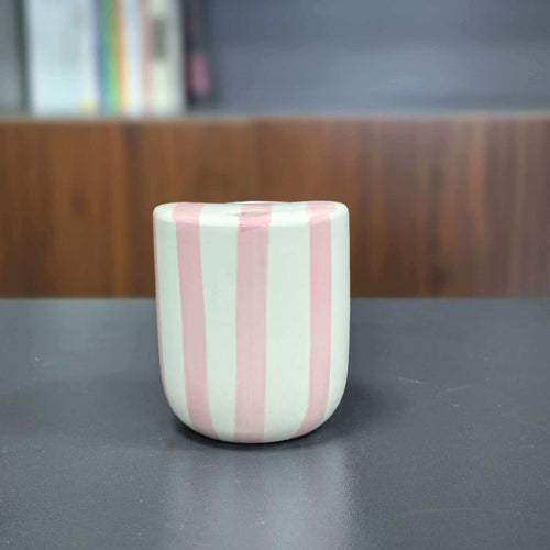Keramik-Kaffeetasse mit handgemalten Streifen