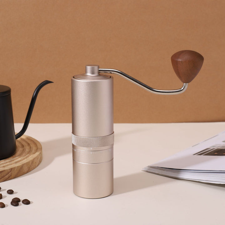 Handkaffeemühle mit CNC-Mahlwerk und Bürste