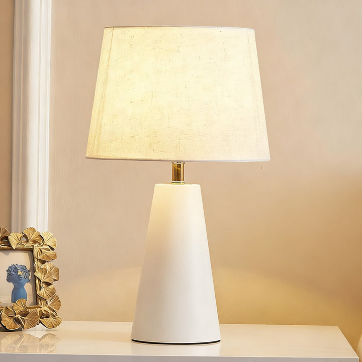 Nachttischlampe mit Steinoptik, nordisch