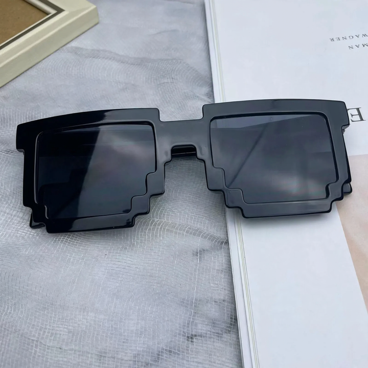 Pixelbrille mit geometrischem Muster