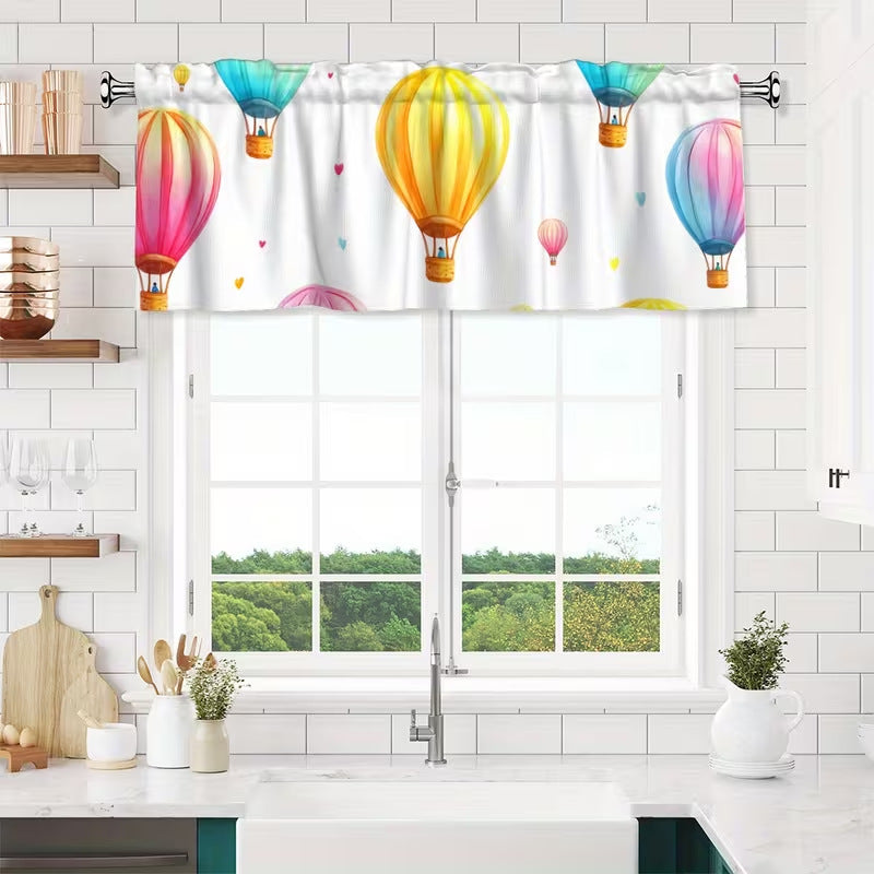 Fenstervorhang mit Heißluftballon-Motiv