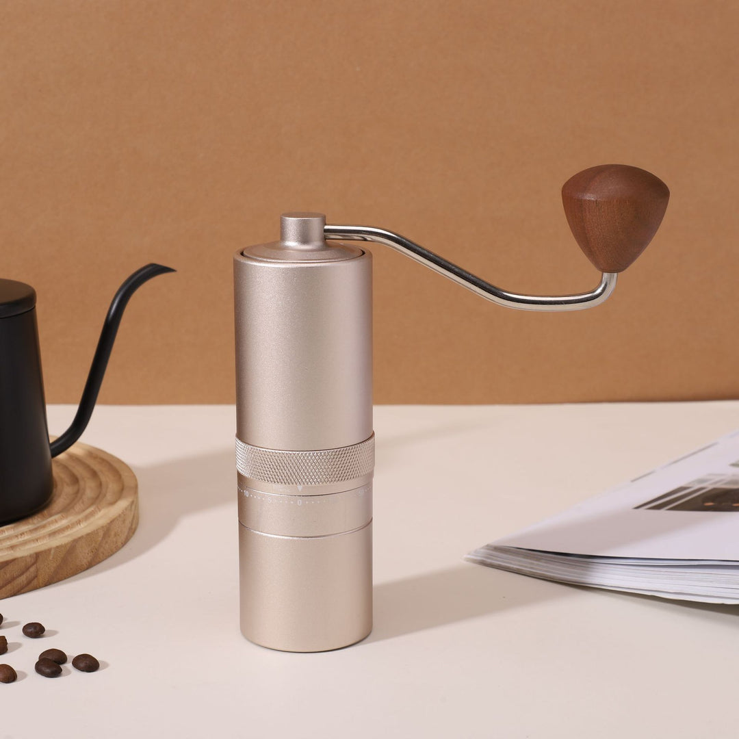 Handkaffeemühle mit CNC-Mahlwerk und Bürste